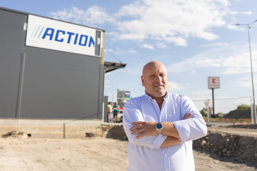 Magyarics Gustáv a nagymegyeri Action üzlet előtt