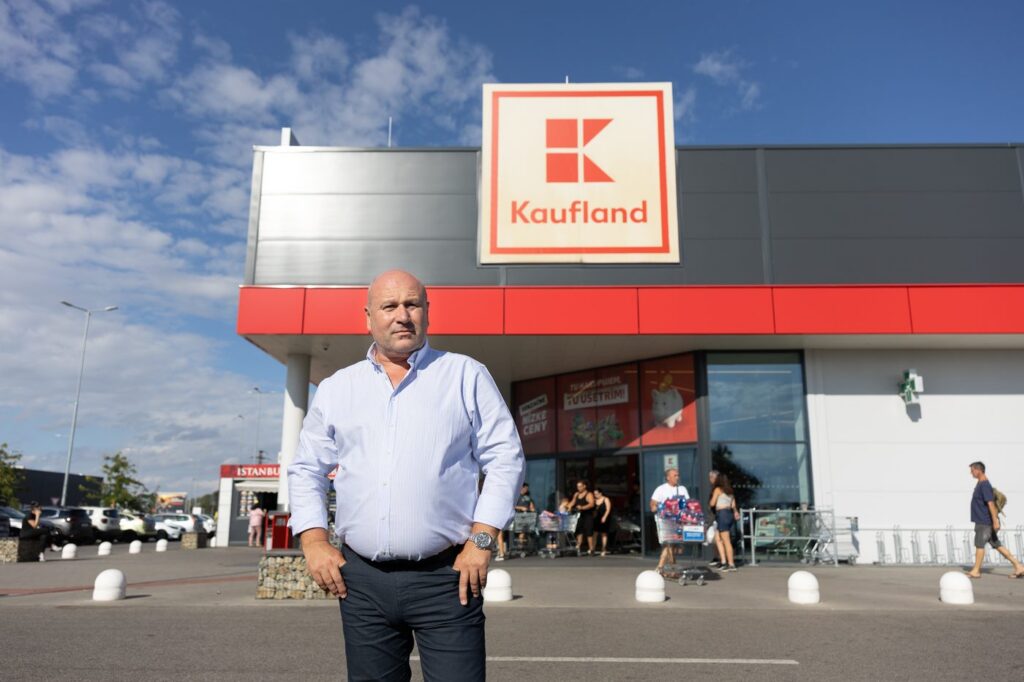 Magyarics Gustáv a nagymegyeri Kaufland áruház előtt